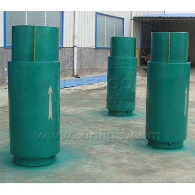         膨脹節(jié)是為補(bǔ)償因溫度差與機(jī)械振動引起的附加應(yīng)力，而設(shè)置在容器殼體或管道上的一種撓性結(jié)構(gòu)。由于它作為一種能自由伸縮的彈性補(bǔ)償元件，具有工作可靠、性能良好、結(jié)構(gòu)緊湊等優(yōu)點(diǎn)，已廣泛應(yīng)用在化工、冶金、核能等部門。         鑫利公司生產(chǎn)膨脹節(jié)根據(jù)位移形式基本可以分為：軸向、角向、橫向三大類。軸向波紋管膨脹節(jié)它可以軸向補(bǔ)償直管段子上的膨脹節(jié)對沿膨脹節(jié)以及管段的軸向方向以拉伸和壓縮的方式來進(jìn)行補(bǔ)償并且可以給出額定的補(bǔ)償量，包括拉伸、壓縮位移的總和。這也是它運(yùn)用多也是基本型式，在運(yùn)行的時候它主要是利用了波紋部分的軸向變形來吸收管道的軸向位移的。第二種，角向波紋管膨脹節(jié) 它可以以角向的方式來補(bǔ)償管路，補(bǔ)償需要膨脹節(jié)做彎曲變形，它們往往都是兩個或者是三個角向式膨脹節(jié)組合在一起使用的，實現(xiàn)管道中所需的直線補(bǔ)償。后橫向波紋管膨脹節(jié)是通過成對的波紋管彎曲變形來實現(xiàn)直線補(bǔ)償?shù)摹?        以上內(nèi)容是鑫利技術(shù)人員為大家總結(jié)，希望能夠幫助到大家有效地解決問題！